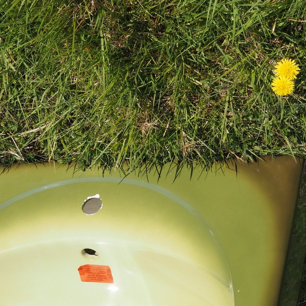 Bathroom sink in ceramic by Adam et Mercier