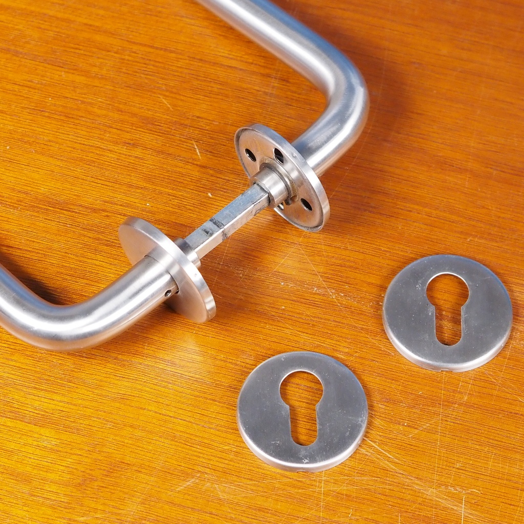 Door handle in stainless steel with key rosette