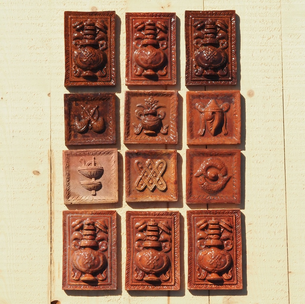 Embossed handmade tile in glazed terracotta by Emery&Cie (9,5 x 9,5 cm) - Fish