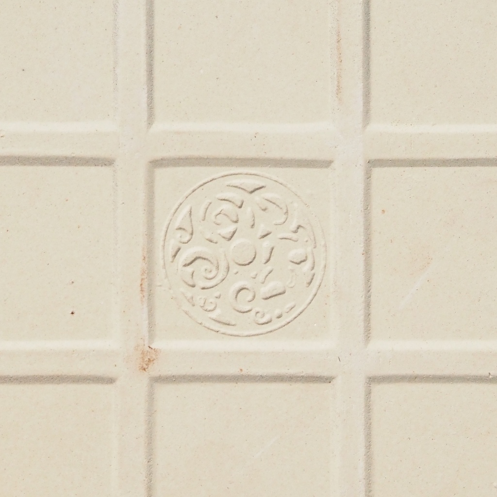Embossed tile 'Lizard' in glazed terracotta by Emery&Cie (15 x 15 cm)