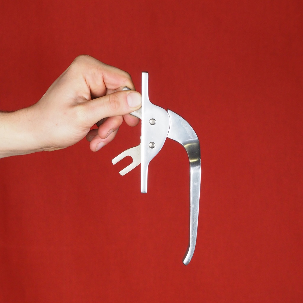 Curved window handle in aluminium