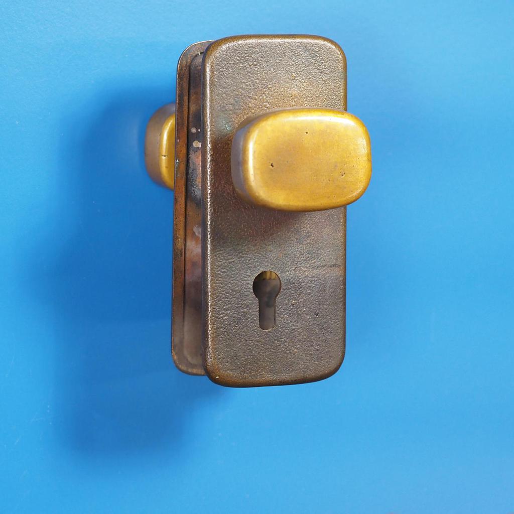 Double door pull handle with keyhole in sand-cast bronze by Jules Wabbes from the Générale de Banque - Fixed (Right)