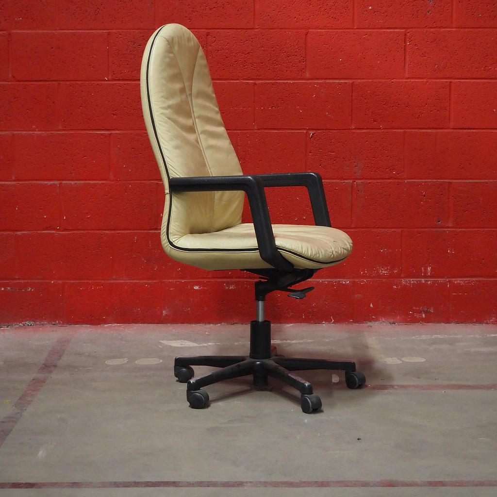 Swivel executive armchair in off-white simili leather by Arredi