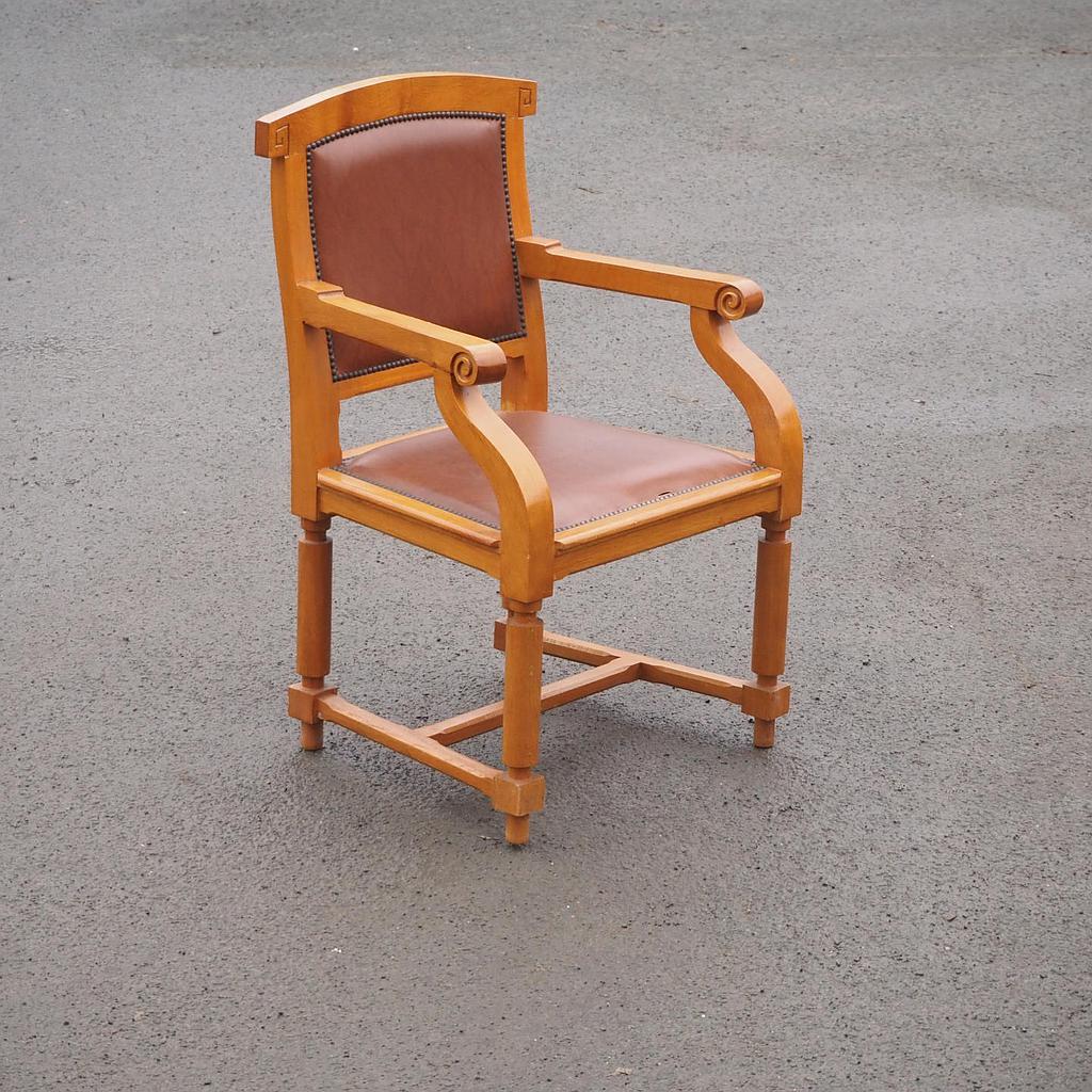 Armchair in solid oak and synthetic leather