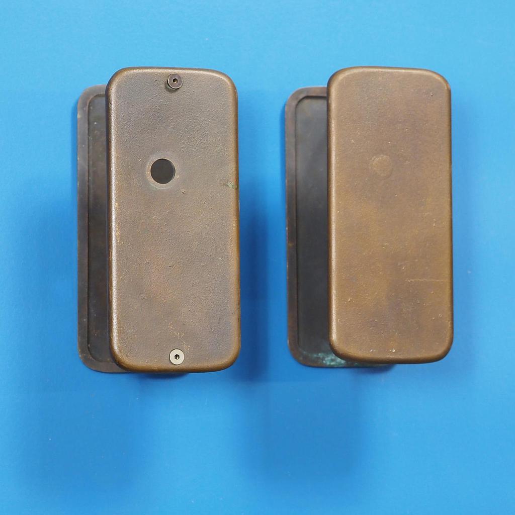 Double handle plate in sand-cast bronze by Jules Wabbes from the Générale de Banque - Hole on one side (Right)