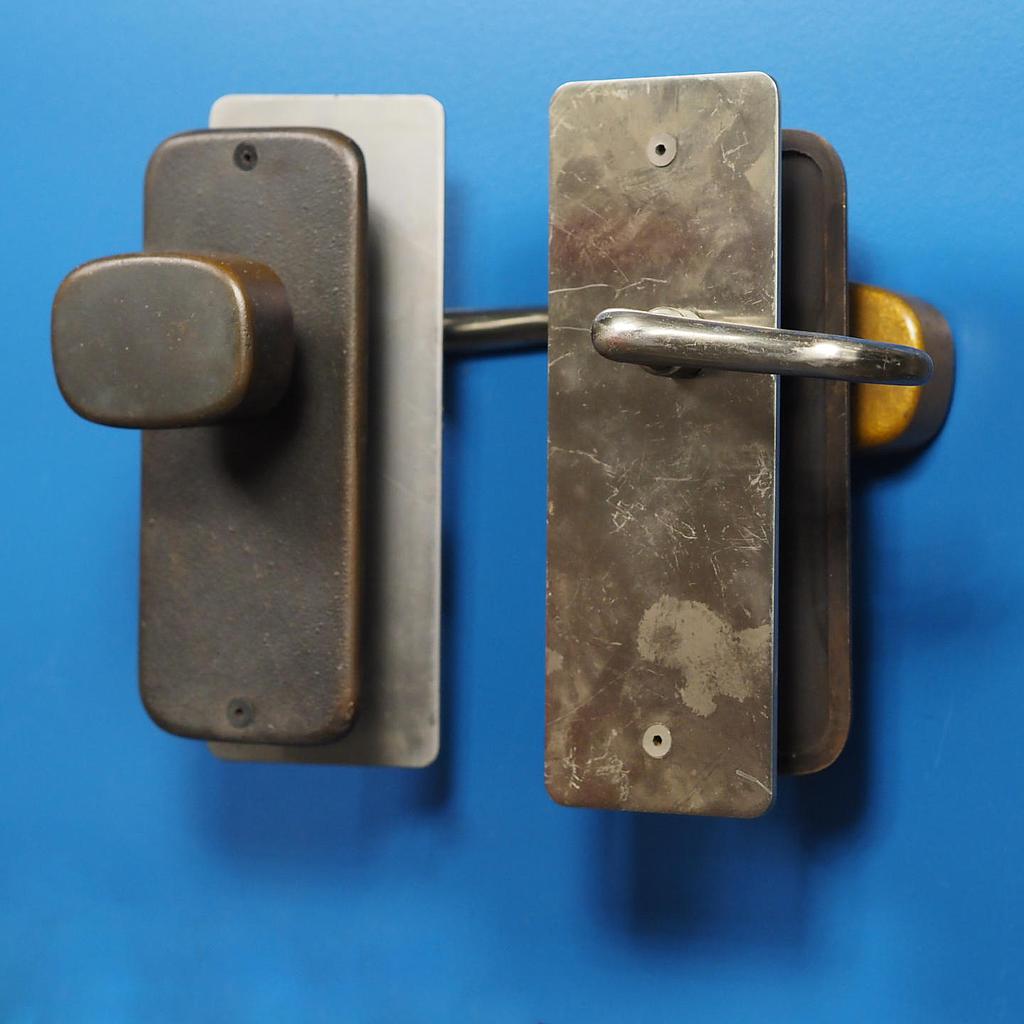 Double door handle in chrome brass and sand-cast bronze by Jules Wabbes from the Générale de Banque - Swivel (Right with visible screw holes)