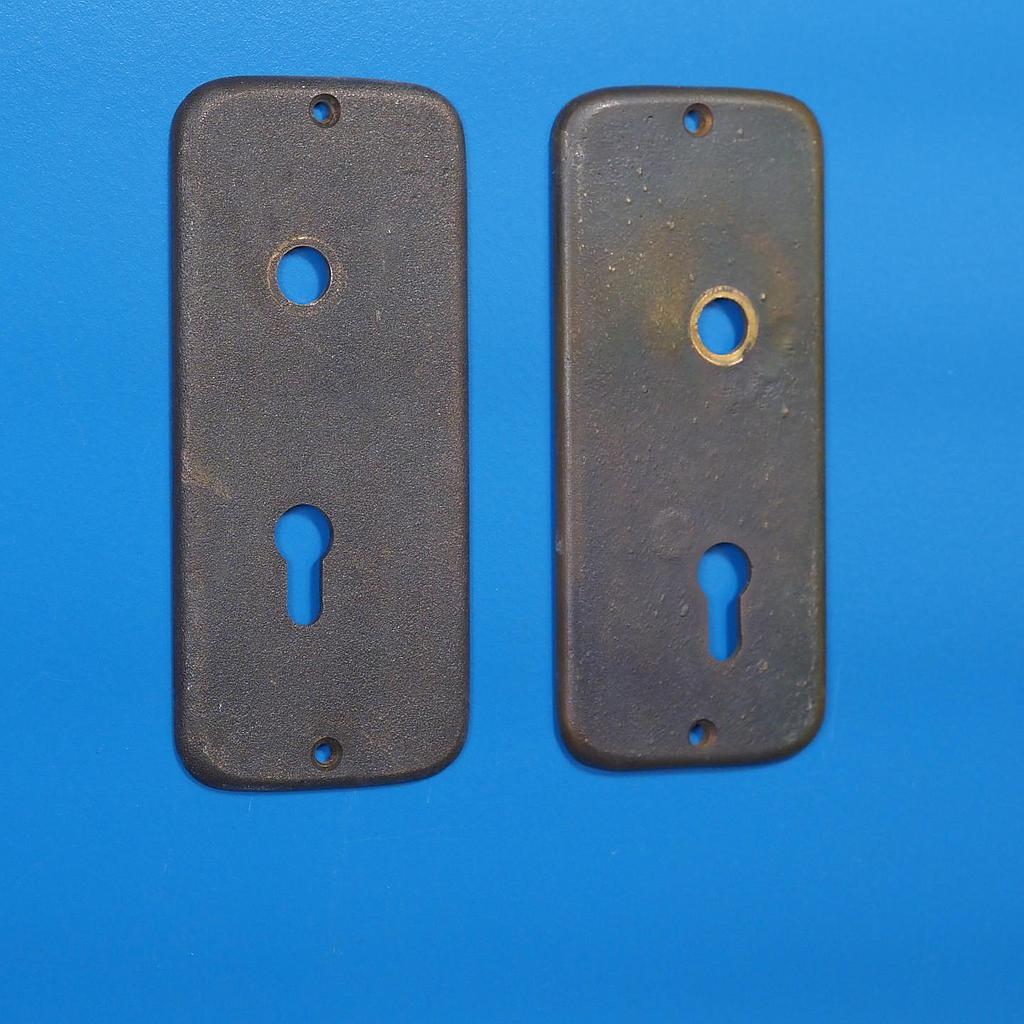 Single handle plate with key and fixing holes in sand-cast bronze by Jules Wabbes from the Générale de Banque (Right or Left)