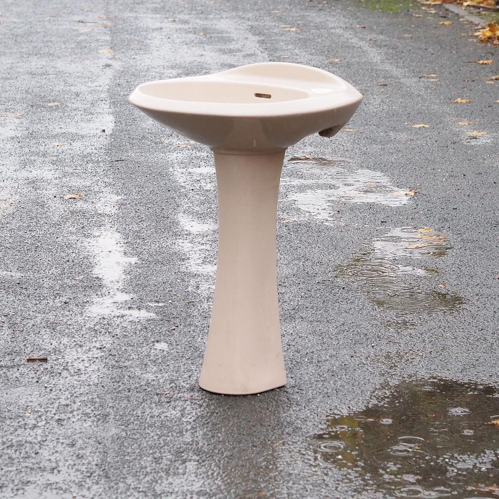 Pedestal bathroom sink in glazed ceramic by Ideal Standard