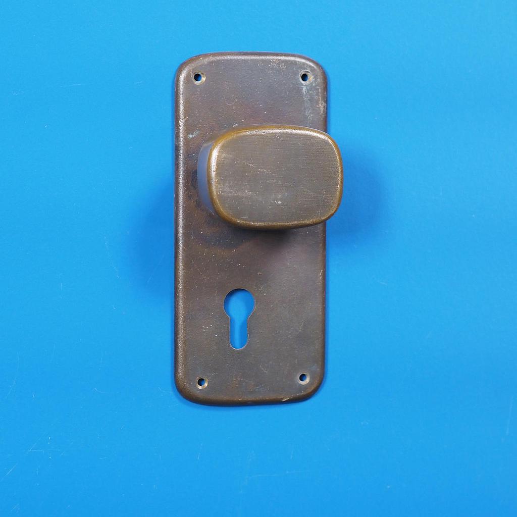 Single door pull handle with key and fixing holes in sand-cast bronze by Jules Wabbes from the Générale de Banque - Fixed (Right)