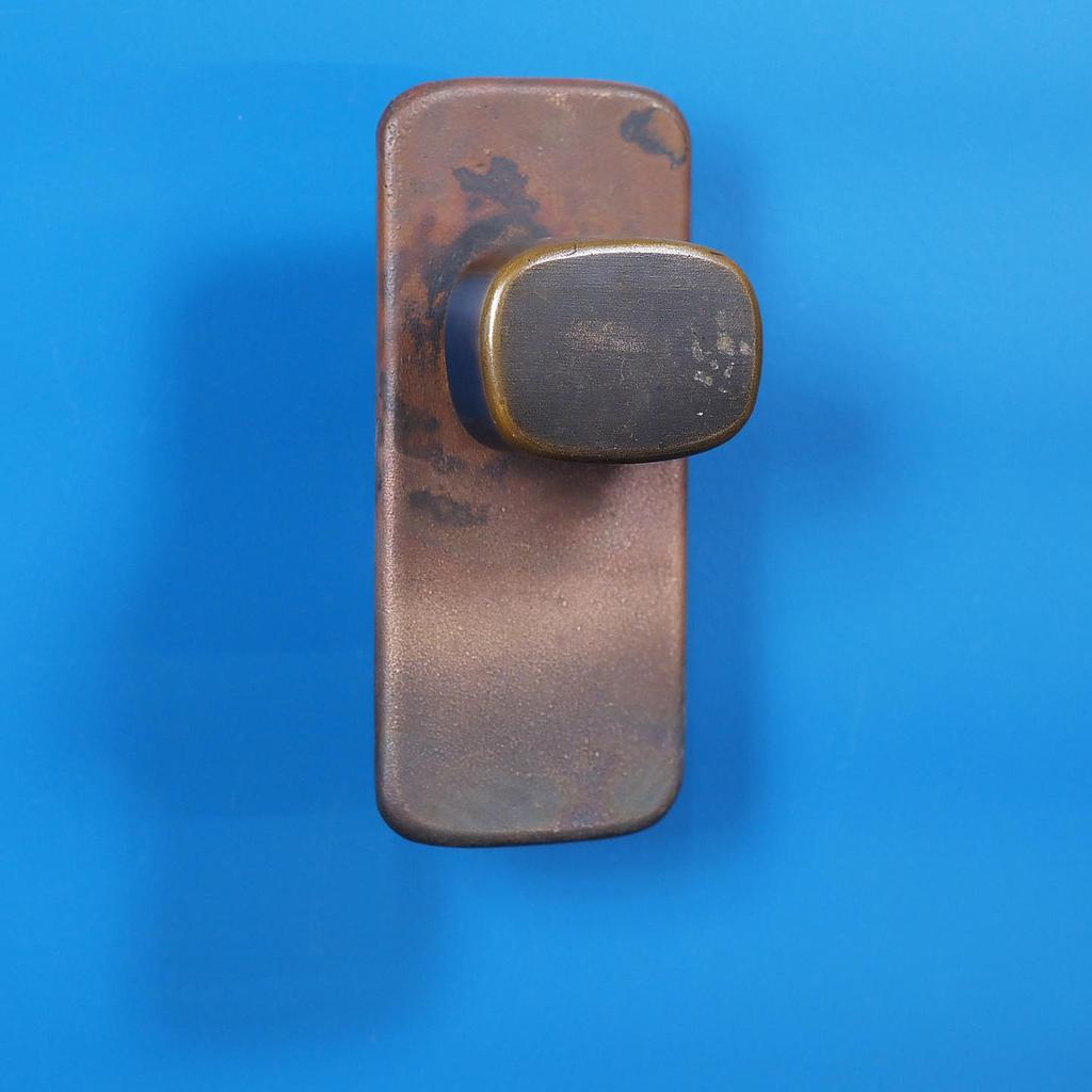 Single door pull handle in sand-cast bronze by Jules Wabbes from the Générale de Banque - Fixed (Right)