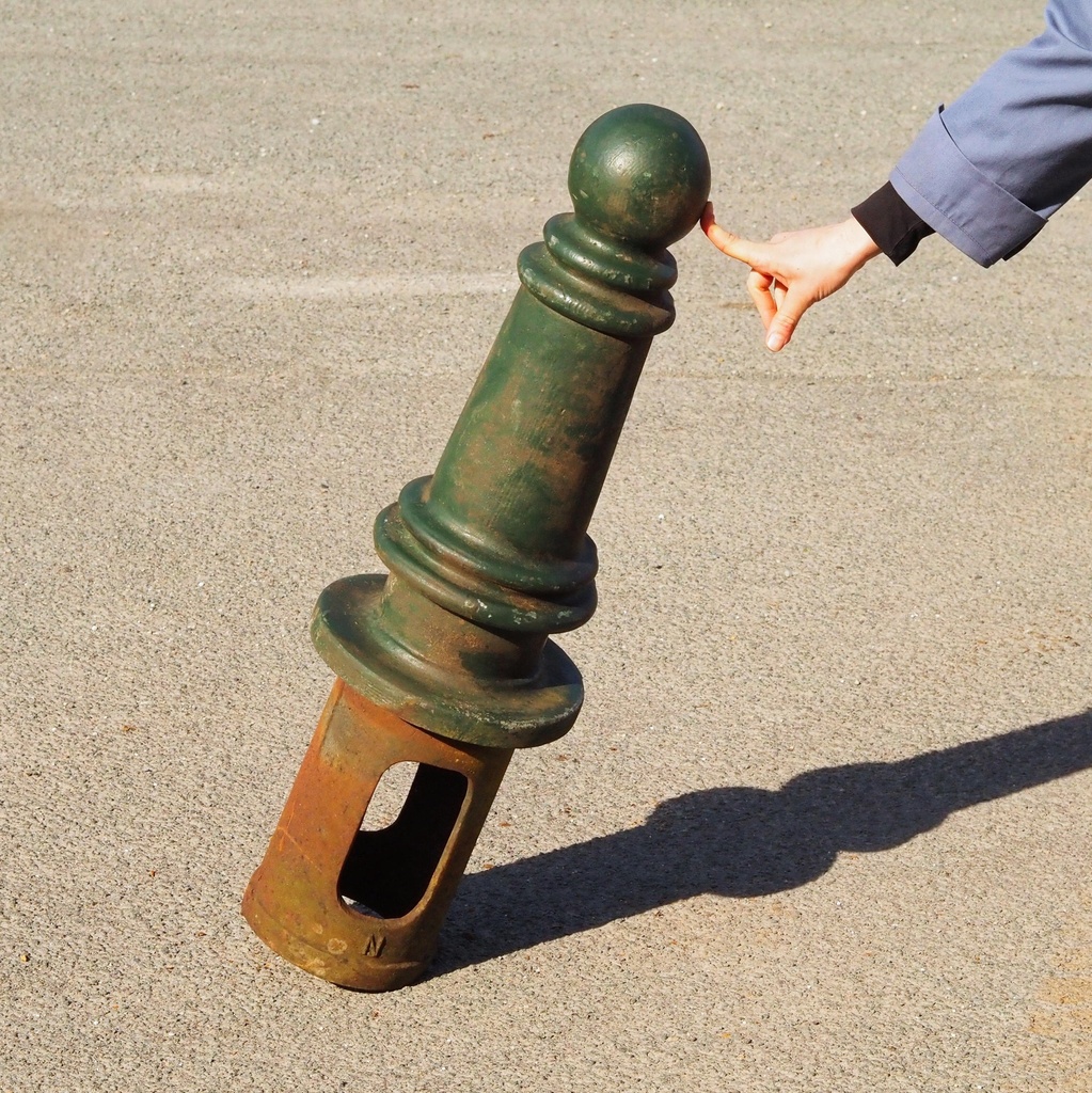 Traffic bollard in cast-iron