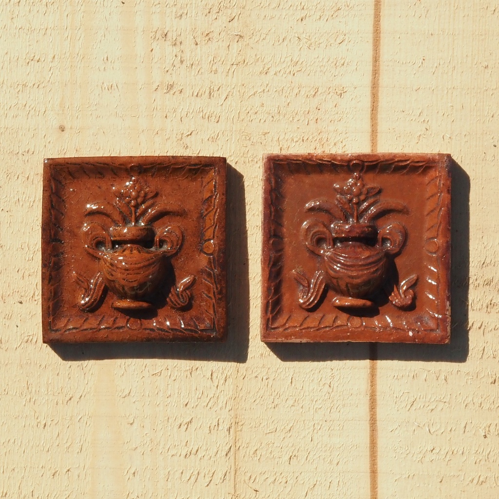 Embossed handmade tile in glazed terracotta by Emery&Cie (9,5 x 9,5 cm) - Holy Pot