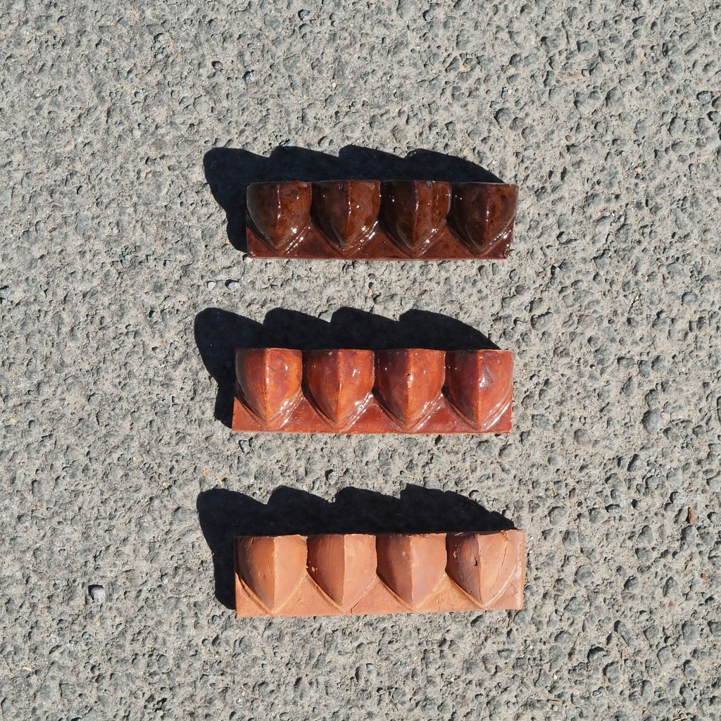 Embossed handmade frieze in terracotta by Emery&Cie (13,5 x 4,5 cm) - Banana flower