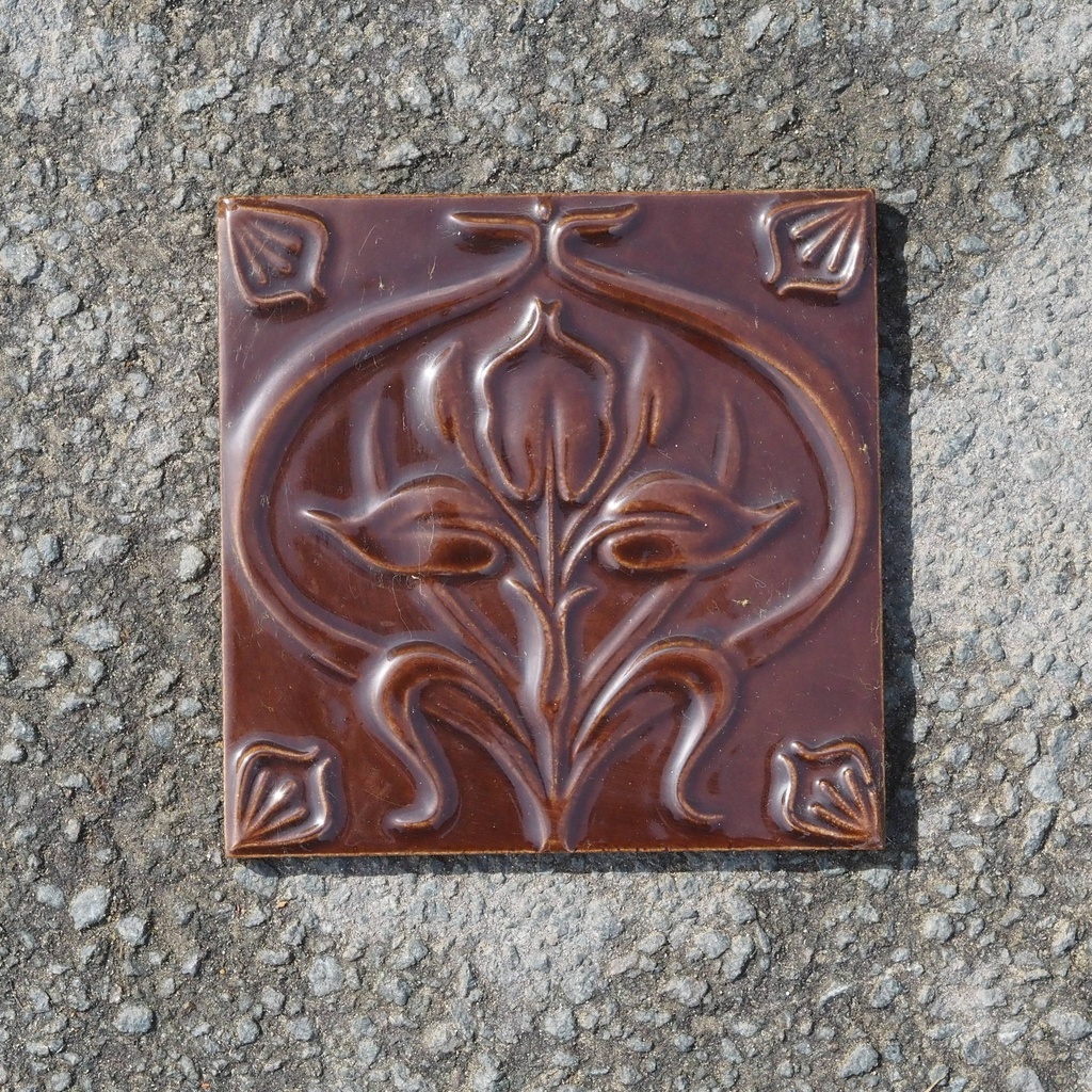 Embossed tile in glazed terracotta by Emery&Cie (15 x 15 cm) - Dark brown