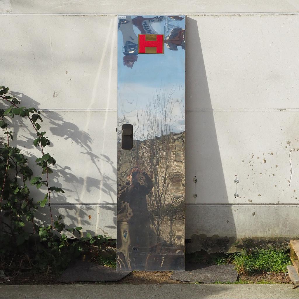 [005DOP021] Service door in stainless steel with bronze handles by ‘Jules Wabbes’ (H. 198 x 53 cm) – Left