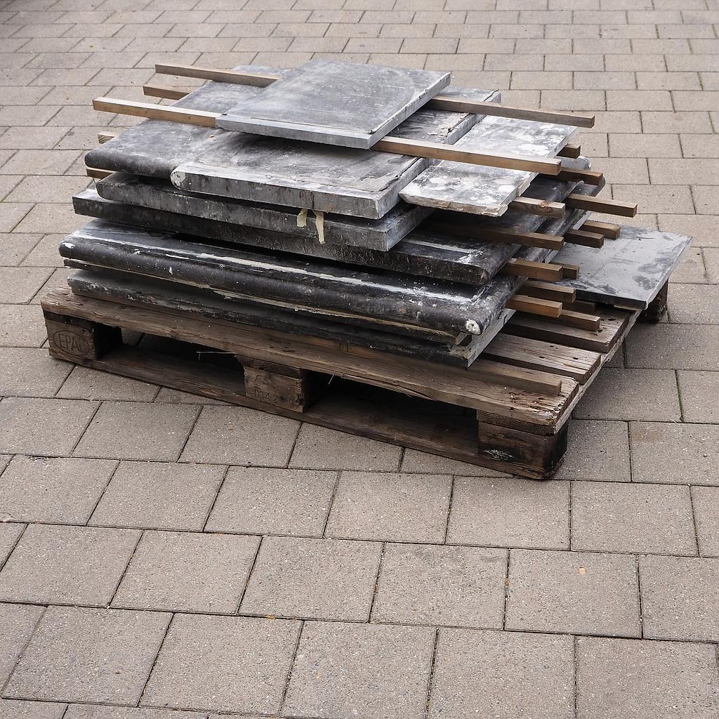 [999FLO984] Batch of blue limestone for kitchen worktop & credenza (+/- 3m2)