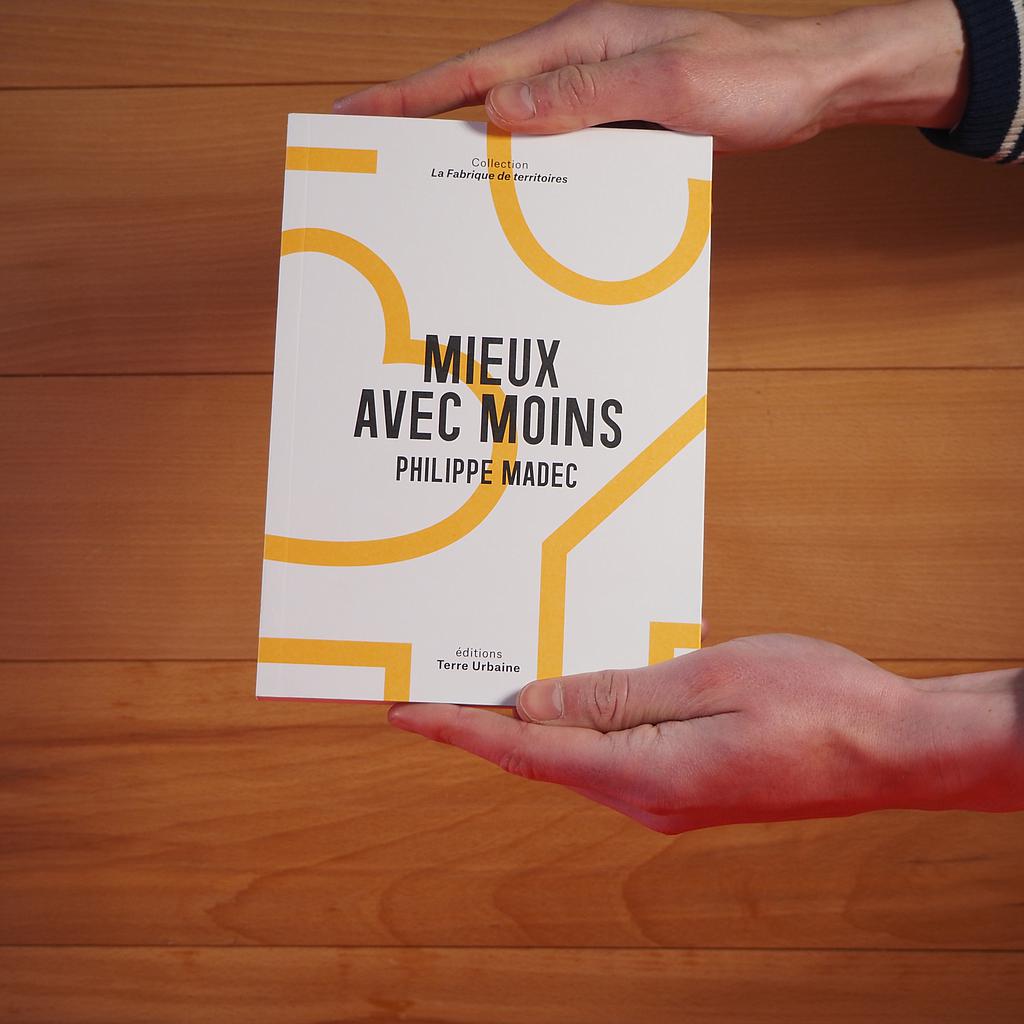 [998PUB137] Book ‘Mieux avec moins’ by Philippe Madec