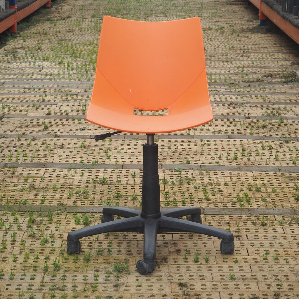 [901FUR997] Swivel office chair 'Shell' by Angelo Pinaffo (ca. 2000)