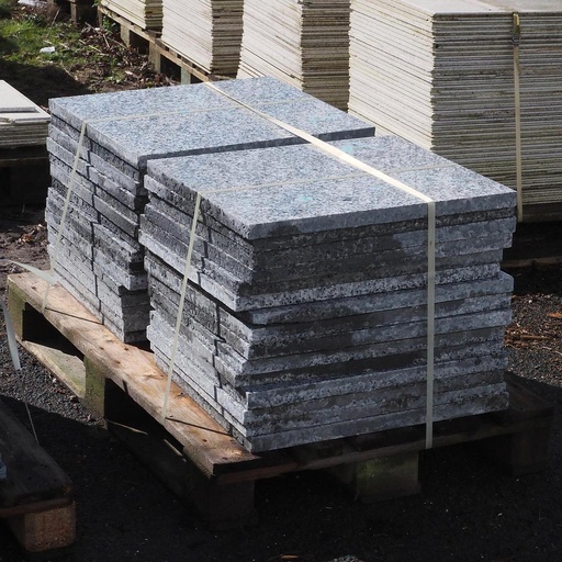 [217FLO003] Batch of light grey granite tiles with polished finish (± 9 m2)