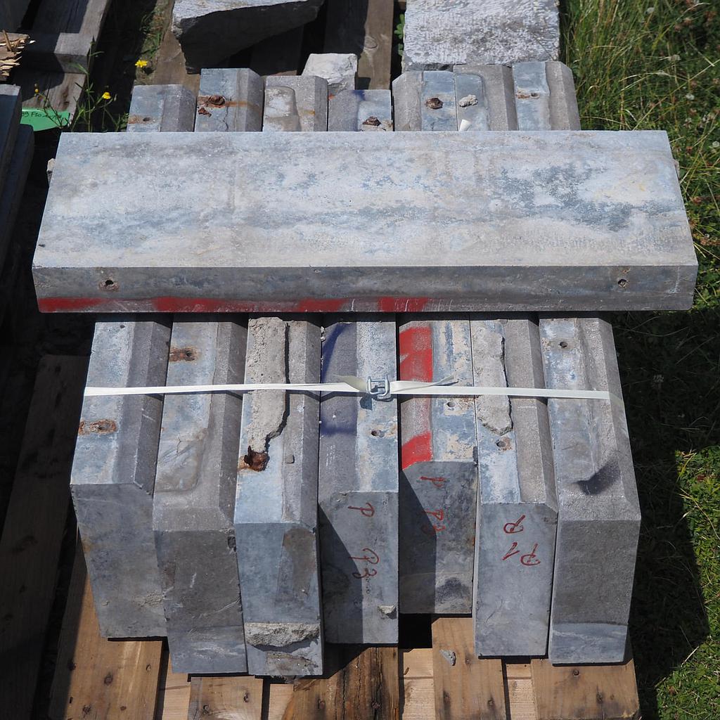 [999CLA861] Blue limestone plinths from an urban tree pit in Brussels - Only available in our physical shop