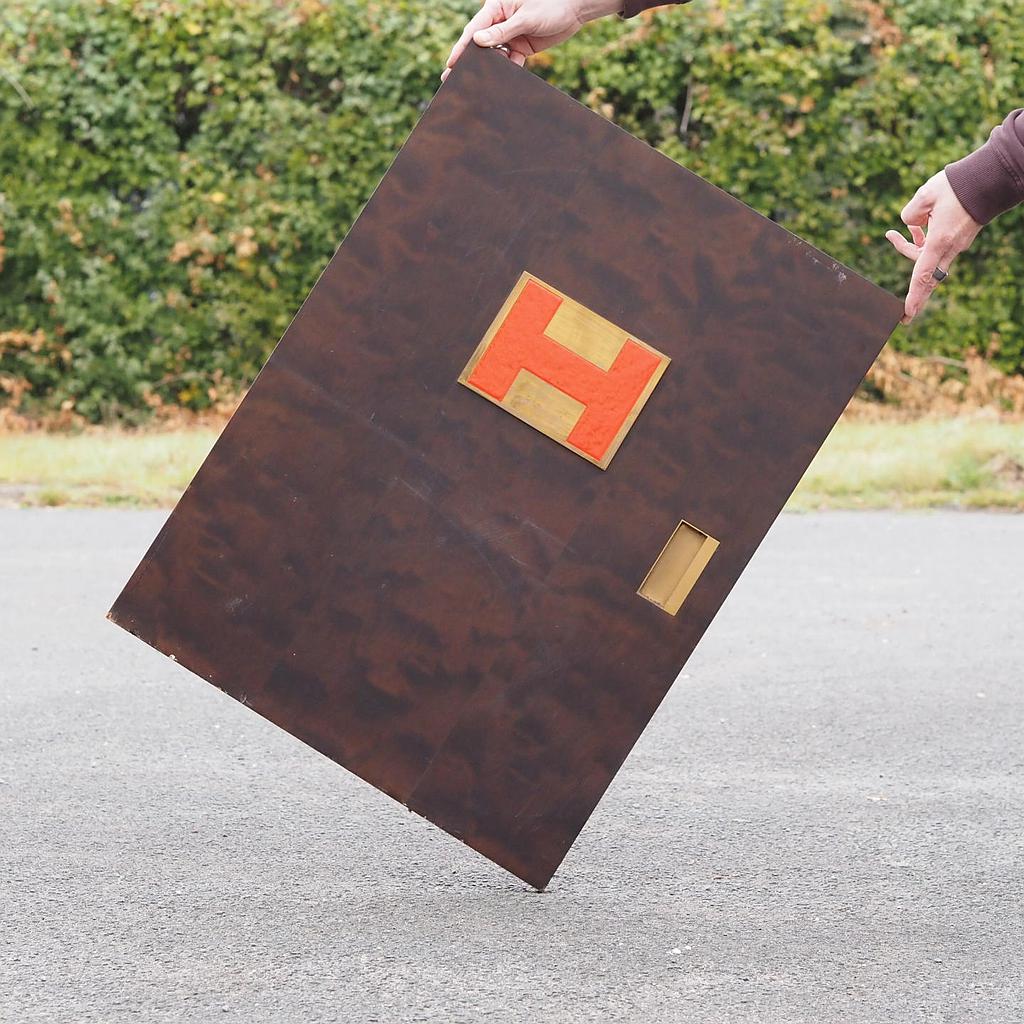 [005DOP003W2] Cabinet door with brass handle and signage from the Générale de Banque