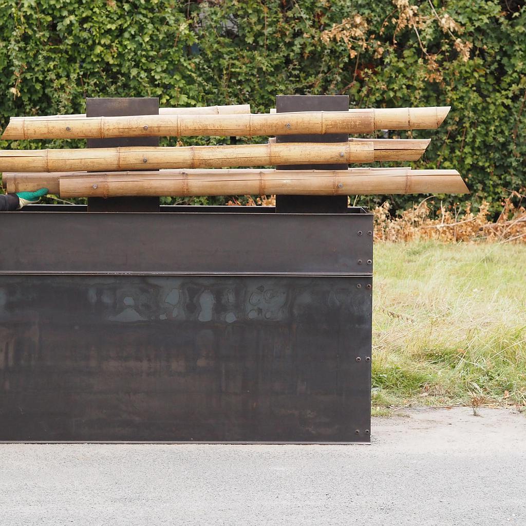 [230FUR057] Partition in steel with decorative element 'Horizontal Bamboo' by Christophe Gevers from the Générale de Banque (L. 530 cm)