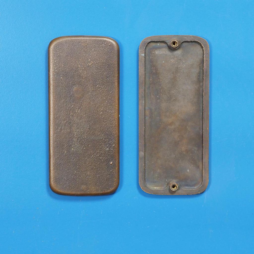 [005HAR218] Single covered handle plate in sand-cast bronze by Jules Wabbes from the Générale de Banque