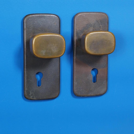 Single door pull handle with keyhole in sand-cast bronze by Jules Wabbes from the Générale de Banque - Fixed (Right or Left)