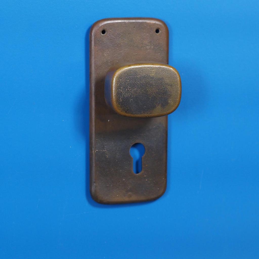 [005HAR232] Single door pull handle with key and fixing holes in sand-cast bronze by Jules Wabbes from the Générale de Banque - Fixed (Left)
