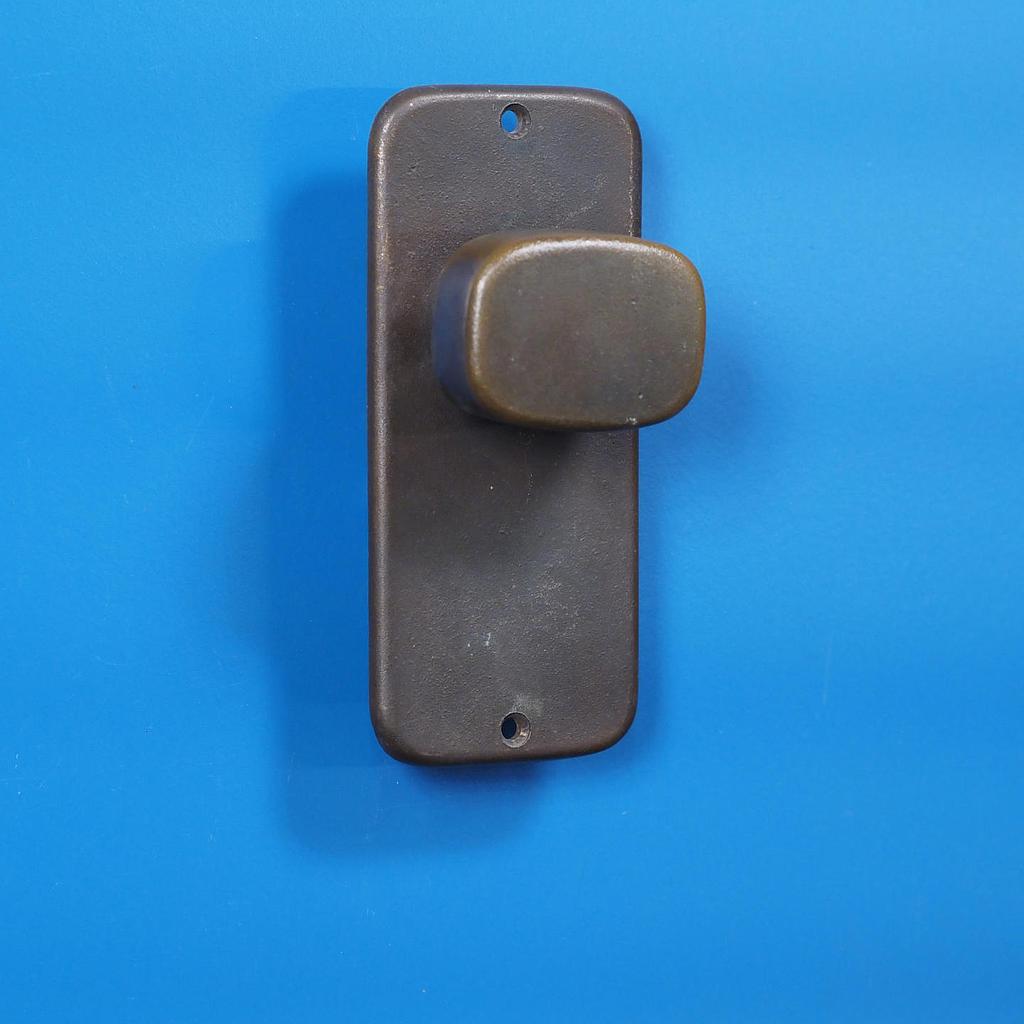[005HAR239] Single door handle with fixing holes in sand-cast bronze by Jules Wabbes from the Générale de Banque - Swivel (Right)