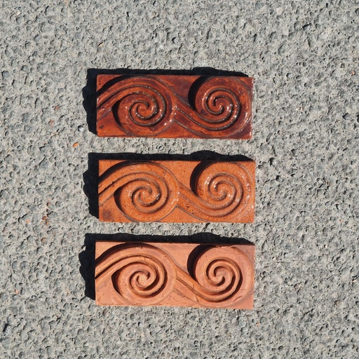 Embossed handmade frieze in terracotta by Emery&Cie (14 x 5,5 cm) - Wave