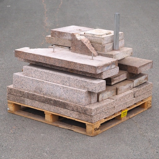[999FLO1032] Pink granite curbstones offcuts (± 8 cm thick) - Only available in our physical shop (sold per m2)